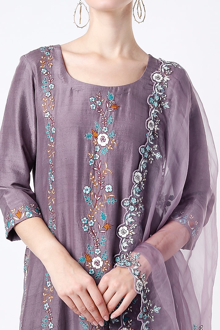 Faded Purple Hand Embroidered Straight Kurta Set by Kasturi Tikmani at Pernia's Pop Up Shop
