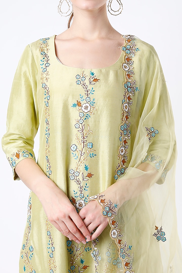 Pale Green Hand Embroidered Straight Kurta Set by Kasturi Tikmani at Pernia's Pop Up Shop