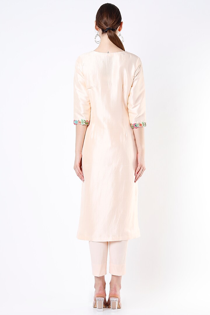Peach Dupion Silk Kurta Set by Kasturi Tikmani at Pernia's Pop Up Shop