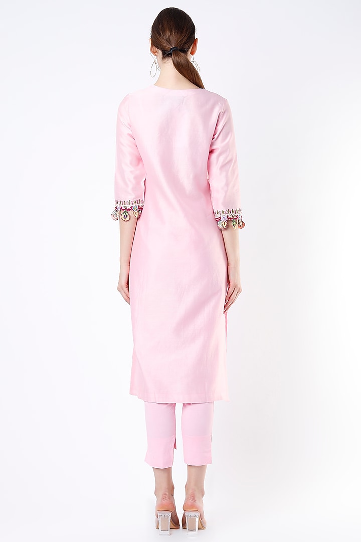 Powder Pink Hand Embroidered Kurta Set by Kasturi Tikmani at Pernia's Pop Up Shop