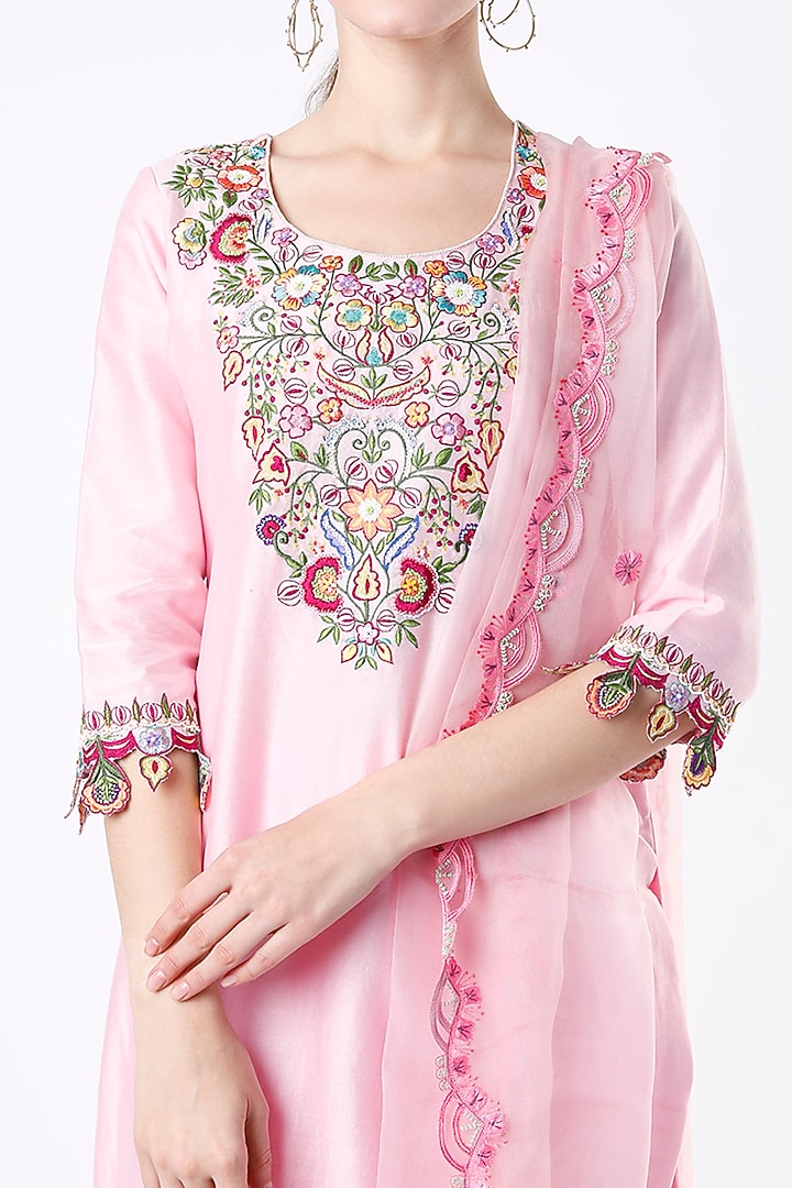 Powder Pink Hand Embroidered Kurta Set by Kasturi Tikmani at Pernia's Pop Up Shop