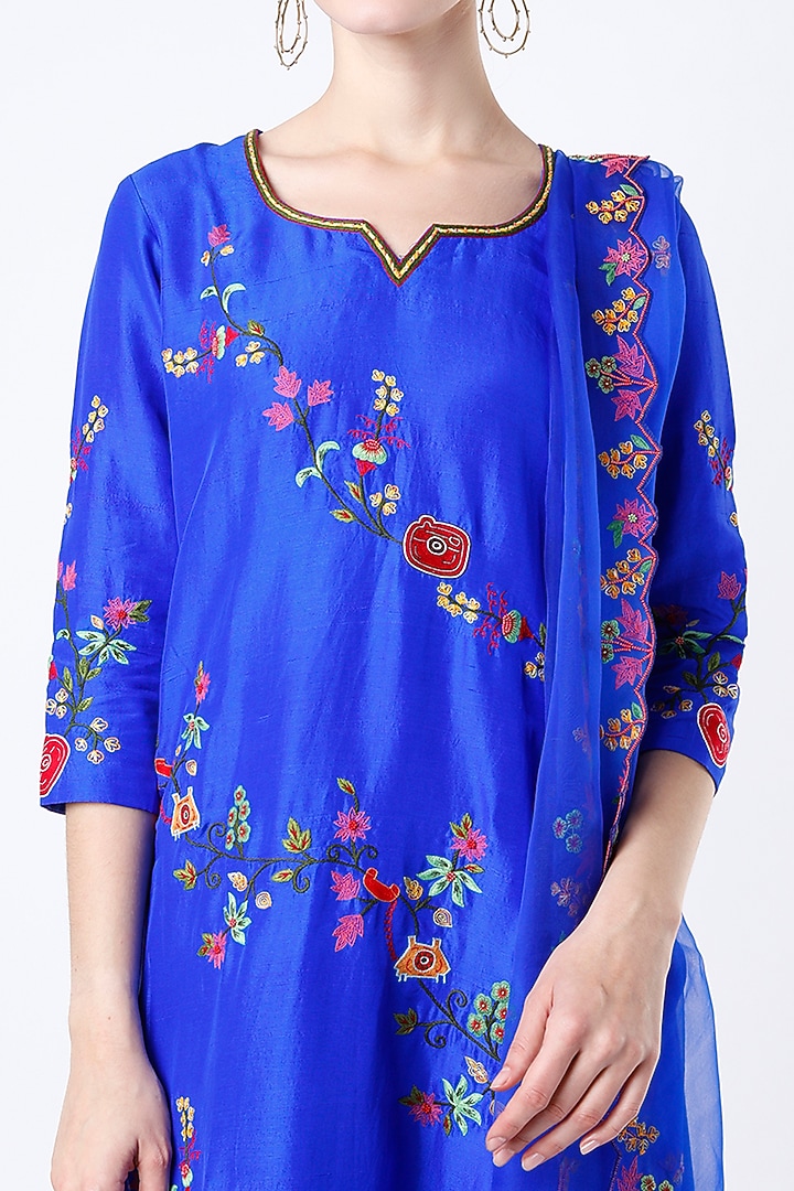 Light Royal Blue Hand Embroidered Straight Kurta Set by Kasturi Tikmani at Pernia's Pop Up Shop