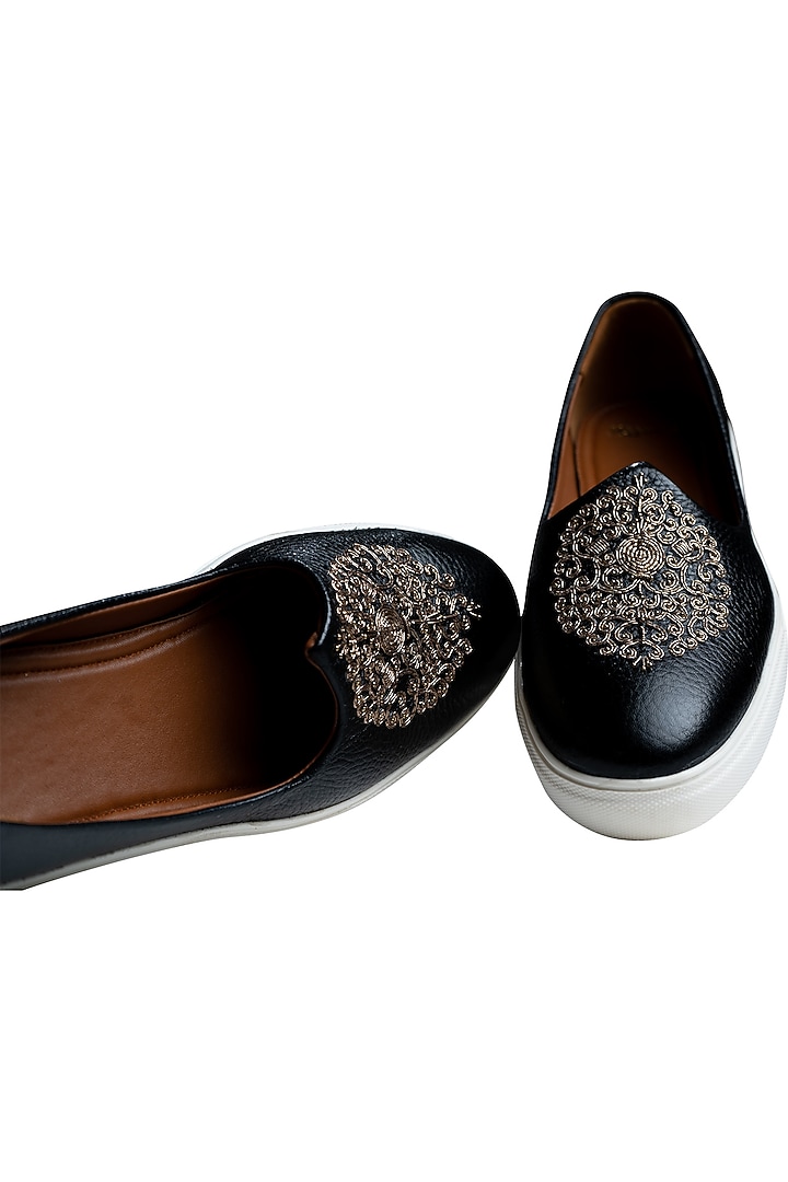 Black Handcrafted Juttis With Gold Embroidery by Kavith at Pernia's Pop Up Shop