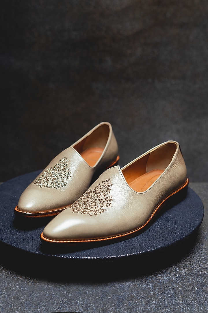 White Leather Embroidered Juttis by Kavith at Pernia's Pop Up Shop