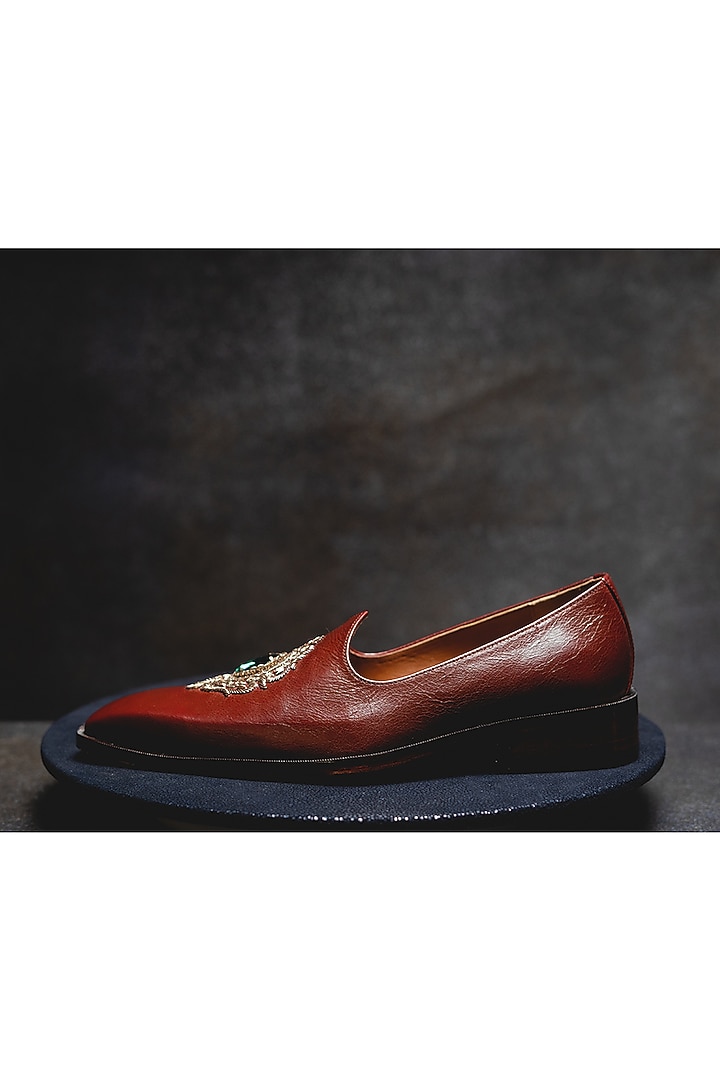 Deep Burgundy Embroidered Juttis by Kavith at Pernia's Pop Up Shop