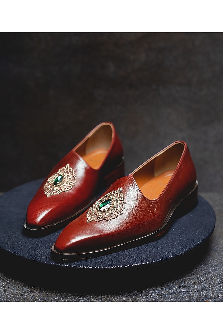 Deep Burgundy Embroidered Juttis by Kavith at Pernia's Pop Up Shop