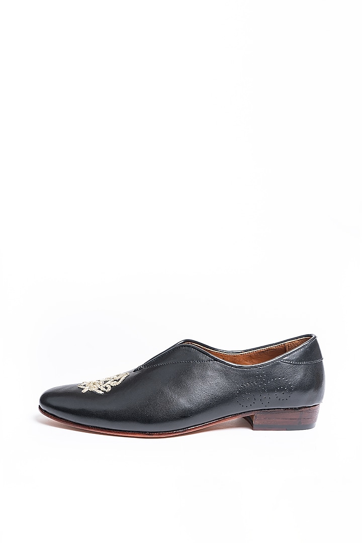 Matte Black Embroidered Juttis by Kavith at Pernia's Pop Up Shop