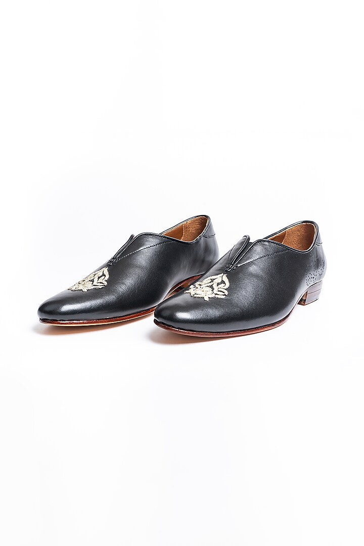 Matte Black Embroidered Juttis by Kavith at Pernia's Pop Up Shop