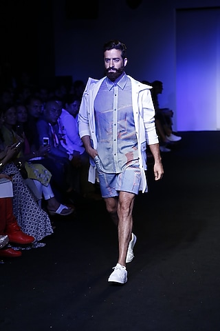 Blue gliched score printed shirt by Kanika Goyal Men