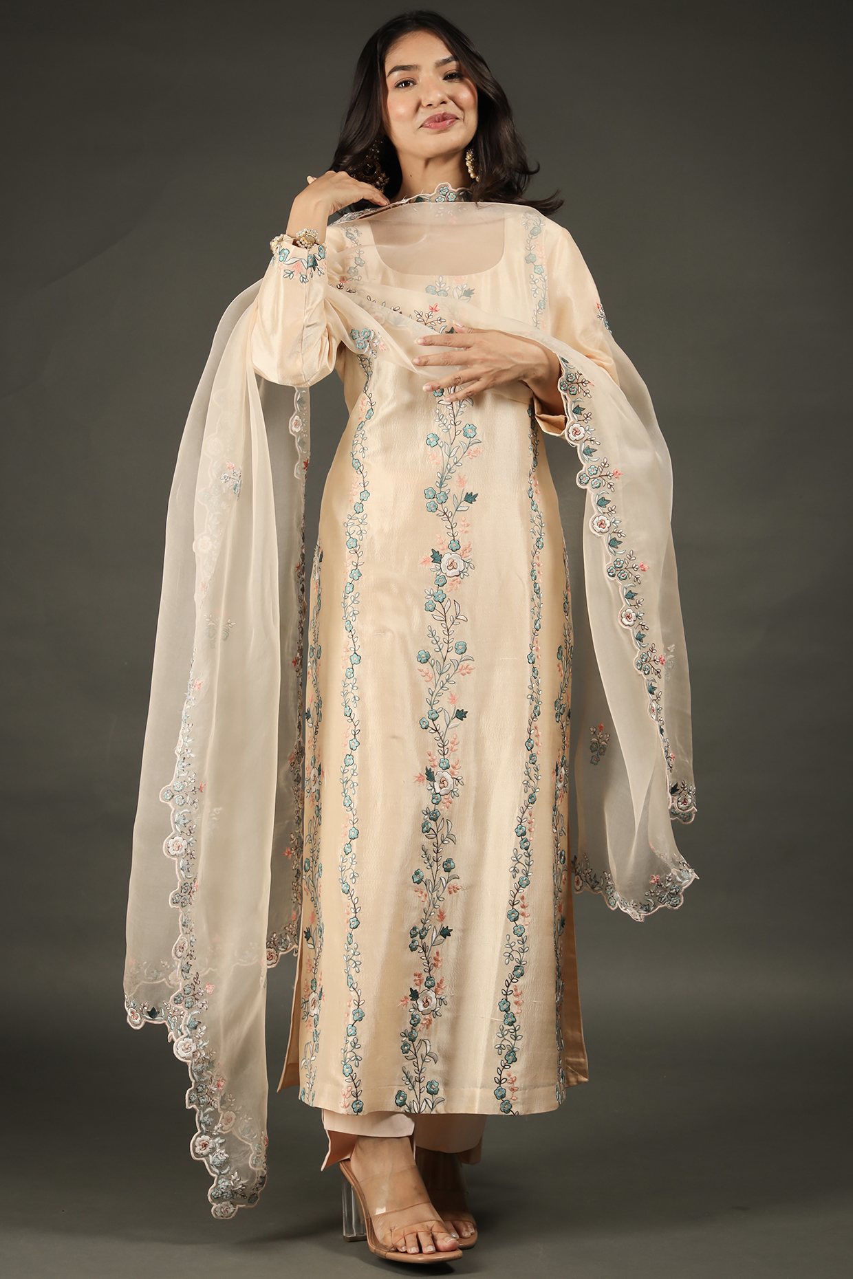Peach Embroidered Kurta Set by Kasturi Tikmani at Pernia's Pop Up Shop