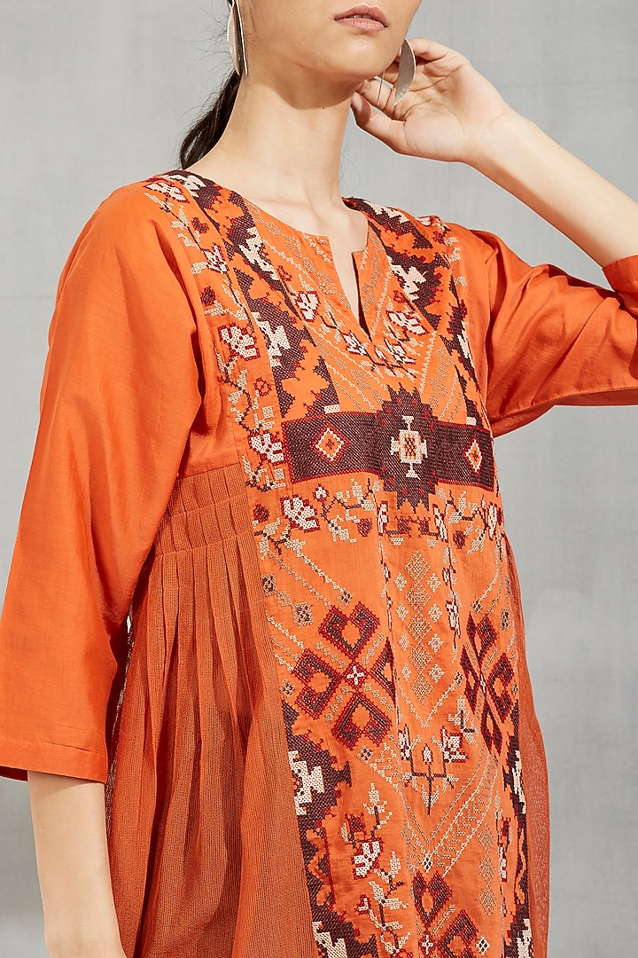 Rust Embroidered Tunic by Kavita Bhartia at Pernia's Pop Up Shop