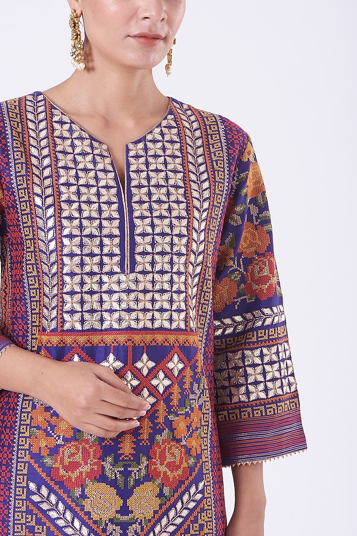Dull Purple Embroidered Straight Kurta Set by Kavita Bhartia at Pernia's Pop Up Shop