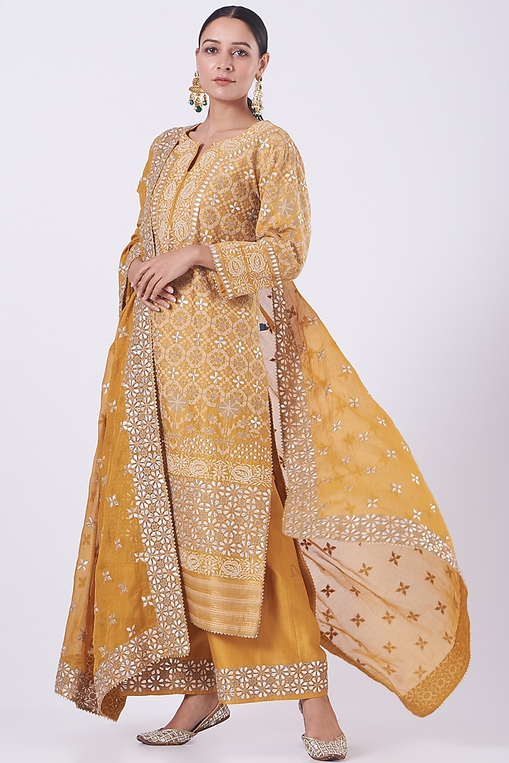 Capital Yellow Embroidered Straight Kurta Set by Kavita Bhartia at Pernia's Pop Up Shop