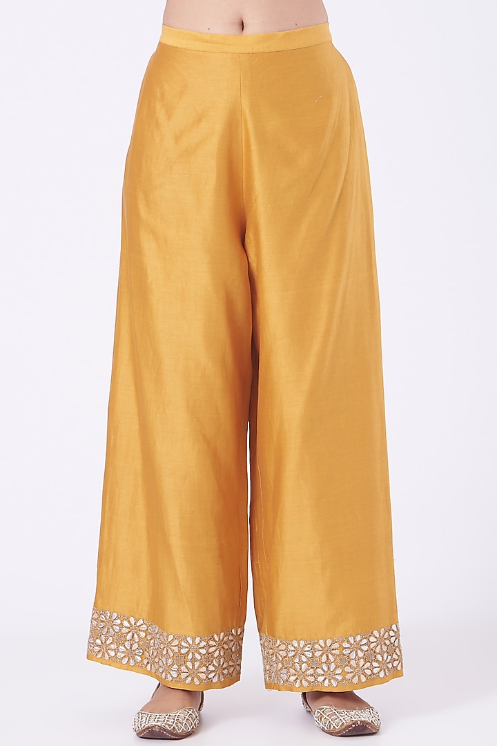 Capital Yellow Embroidered Straight Kurta Set by Kavita Bhartia at Pernia's Pop Up Shop