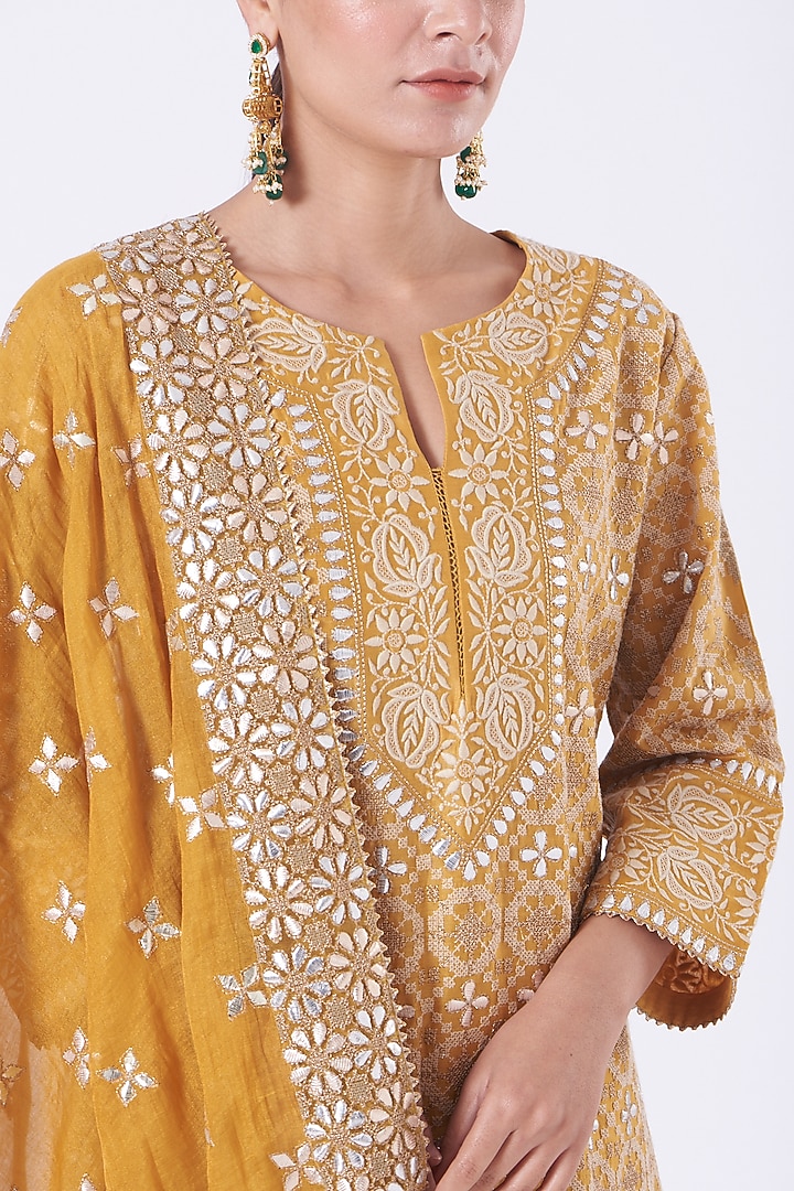 Capital Yellow Embroidered Straight Kurta Set by Kavita Bhartia at Pernia's Pop Up Shop