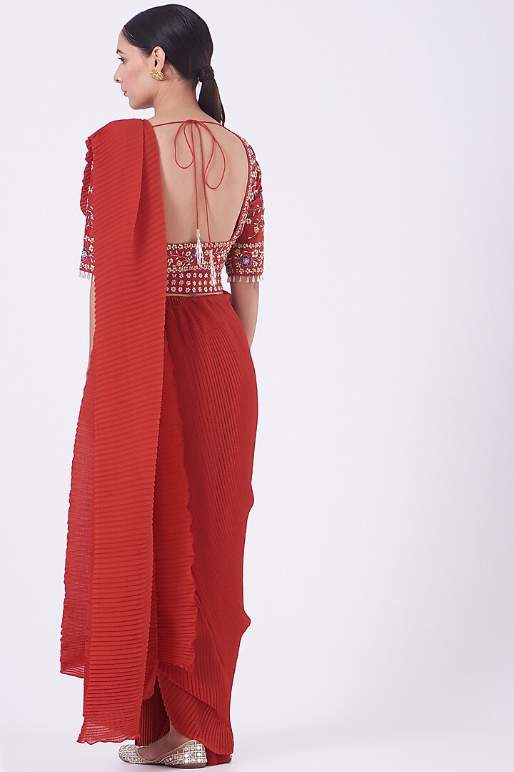 Scarlet Red Crinkle Georgette Pre-Stitched Wedding Saree Set by Kavita Bhartia at Pernia's Pop Up Shop