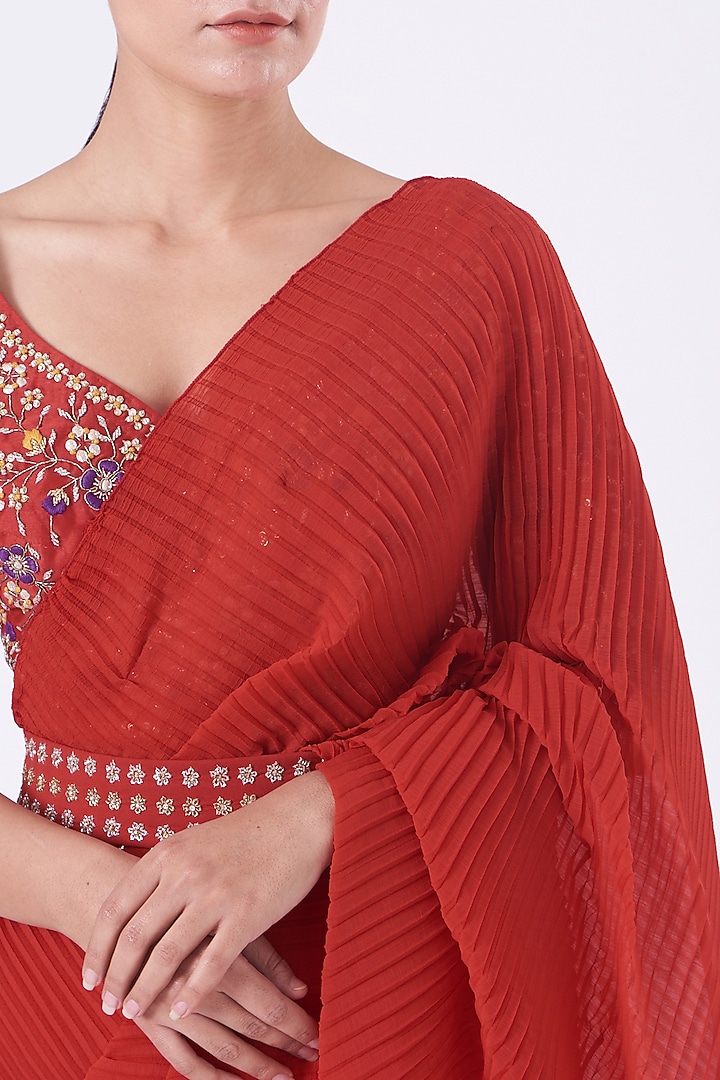 Scarlet Red Crinkle Georgette Pre-Stitched Wedding Saree Set by Kavita Bhartia at Pernia's Pop Up Shop