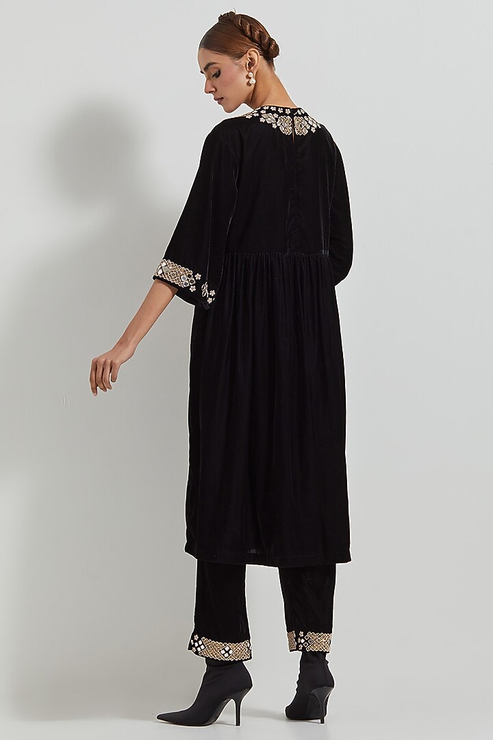 Bottle Green Velvet Hand Embellished Tunic Set by Kavita Bhartia at Pernia's Pop Up Shop