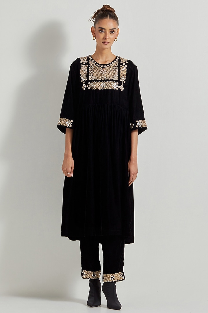 Black Velvet Hand Embellished Tunic Set by Kavita Bhartia at Pernia's Pop Up Shop