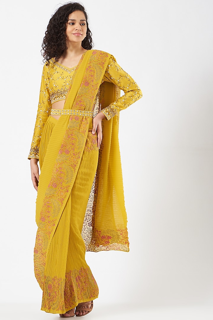 Mustard Crinkle Georgette Printed Pre-Stitched Saree Set by Kavita Bhartia