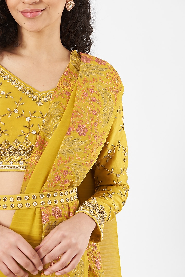 Mustard Crinkle Georgette Printed Pre-Stitched Wedding Saree Set by Kavita Bhartia at Pernia's Pop Up Shop