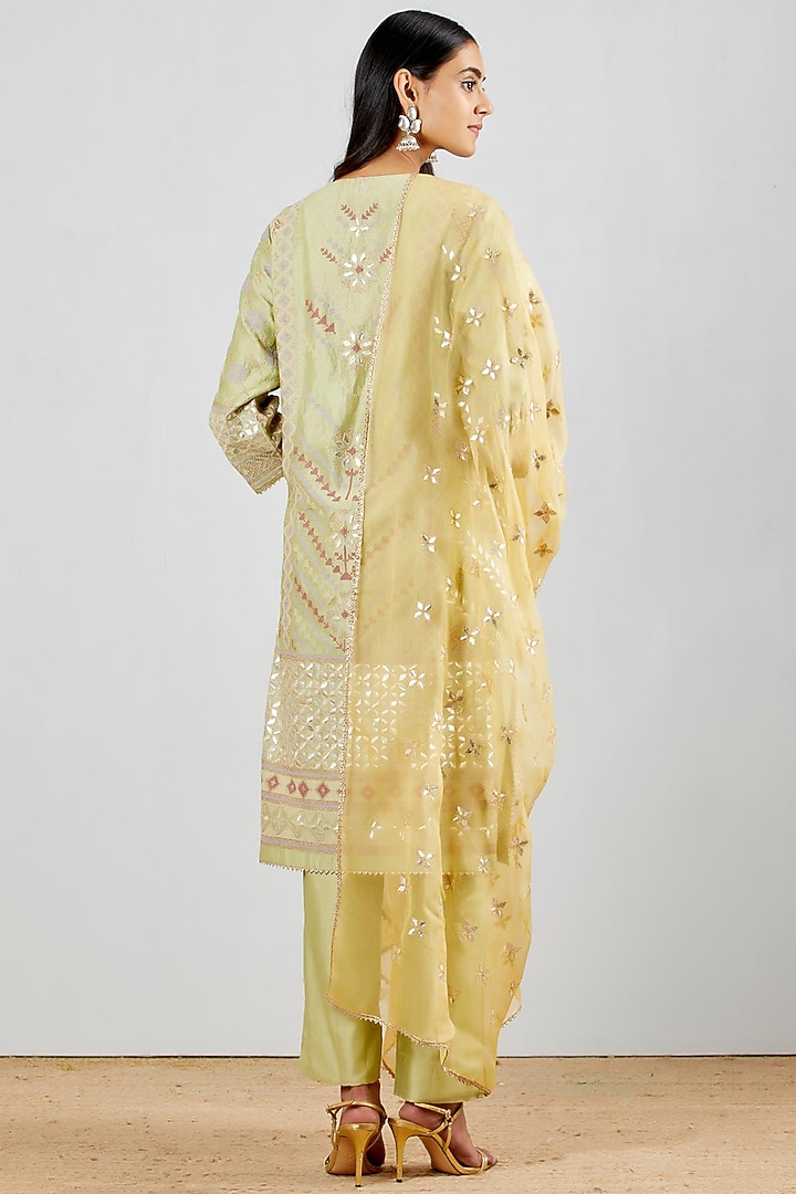 Green Embroidered Straight Kurta Set by Kavita Bhartia at Pernia's Pop Up Shop