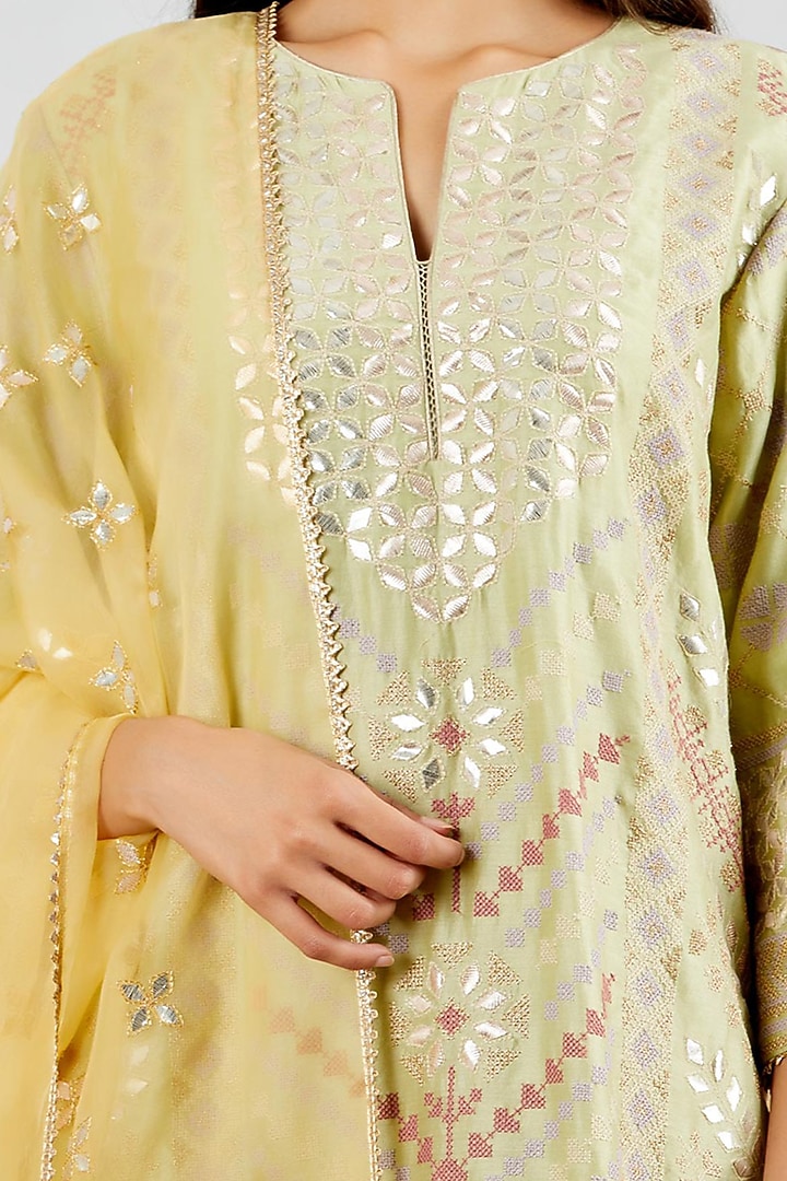 Green Embroidered Straight Kurta Set by Kavita Bhartia at Pernia's Pop Up Shop