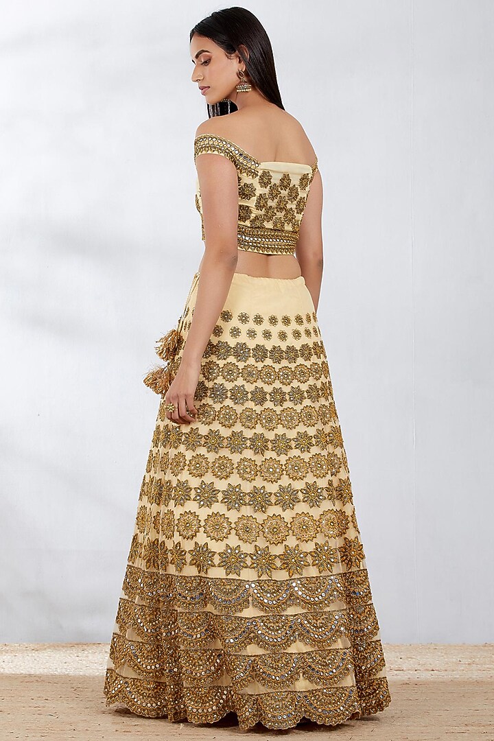 Lemon Gold Skirt Set With Mirror Work by Kavita Bhartia at Pernia's Pop Up Shop