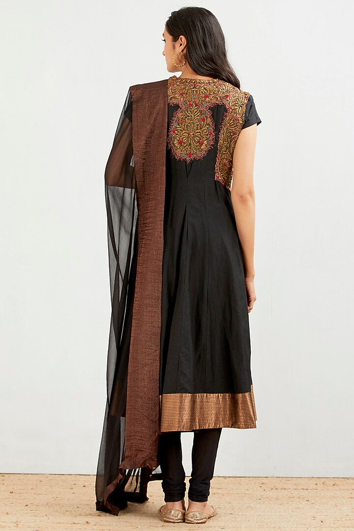 Black Zari Embroidered Party Wear Anarkali Set by Kavita Bhartia at Pernia's Pop Up Shop