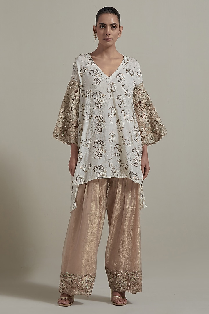 Ivory & Pink Silk Cutwork Embellished Kurta Set by Kavita Bhartia at Pernia's Pop Up Shop