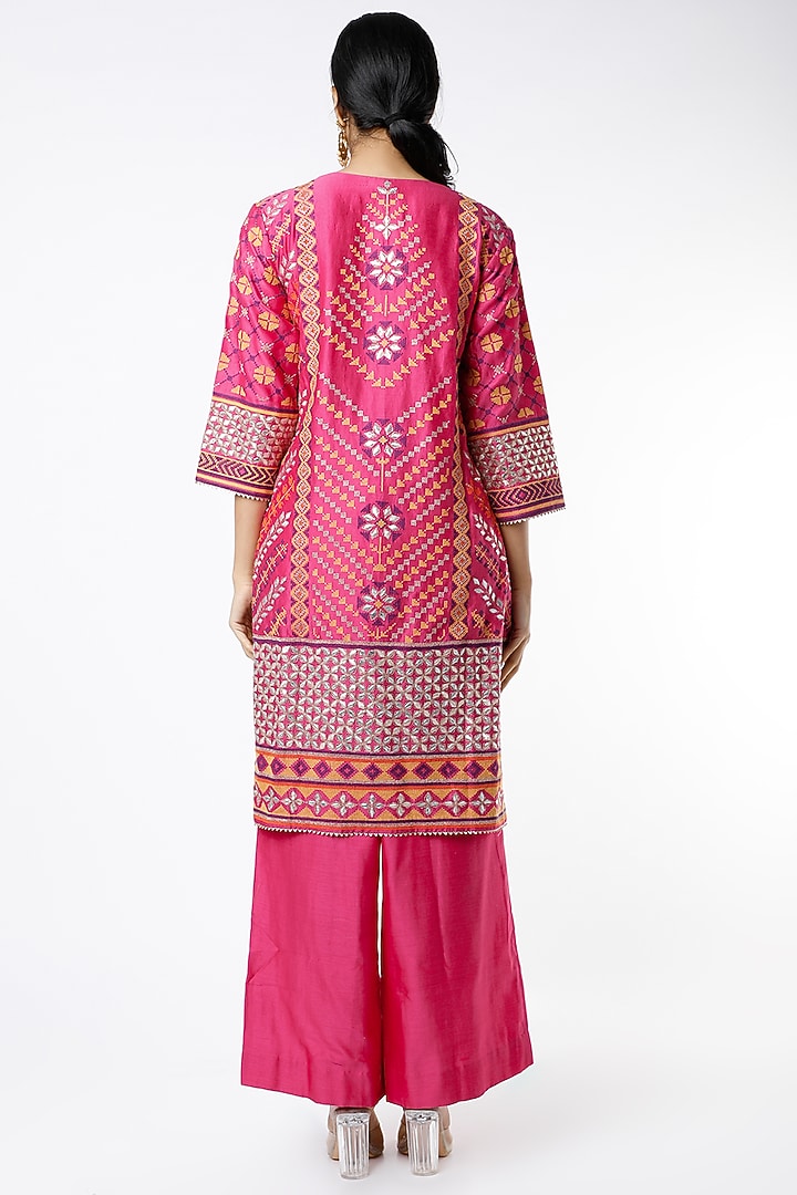 Hot Pink Embroidered Kurta Set by Kavita Bhartia at Pernia's Pop Up Shop