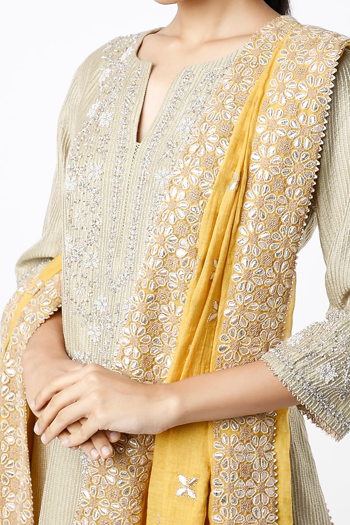 Lime Kurta Set With Gota Work by Kavita Bhartia at Pernia's Pop Up Shop