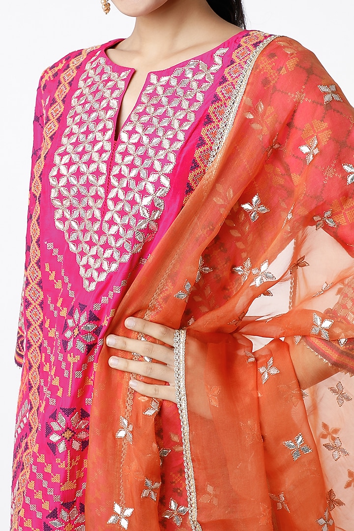 Hot Pink Embroidered Kurta Set by Kavita Bhartia at Pernia's Pop Up Shop