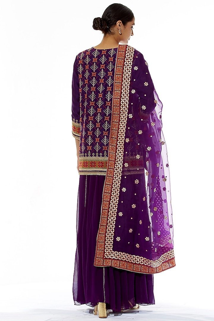 Purple Embroidered Kurta Set by Kavita Bhartia at Pernia's Pop Up Shop