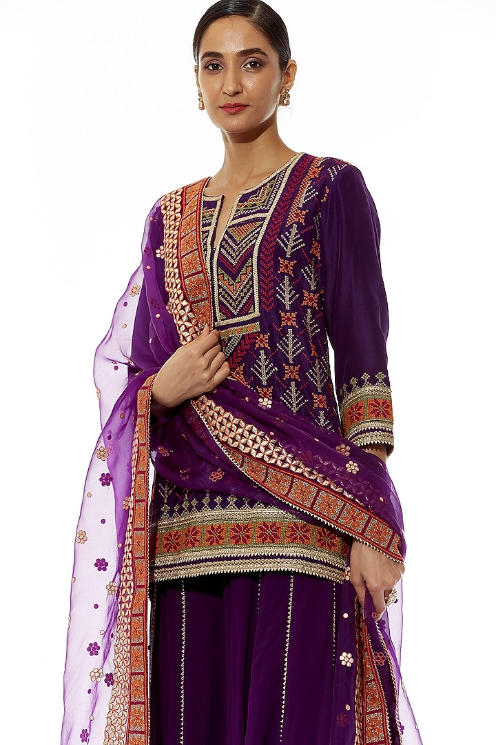Purple Embroidered Kurta Set by Kavita Bhartia at Pernia's Pop Up Shop