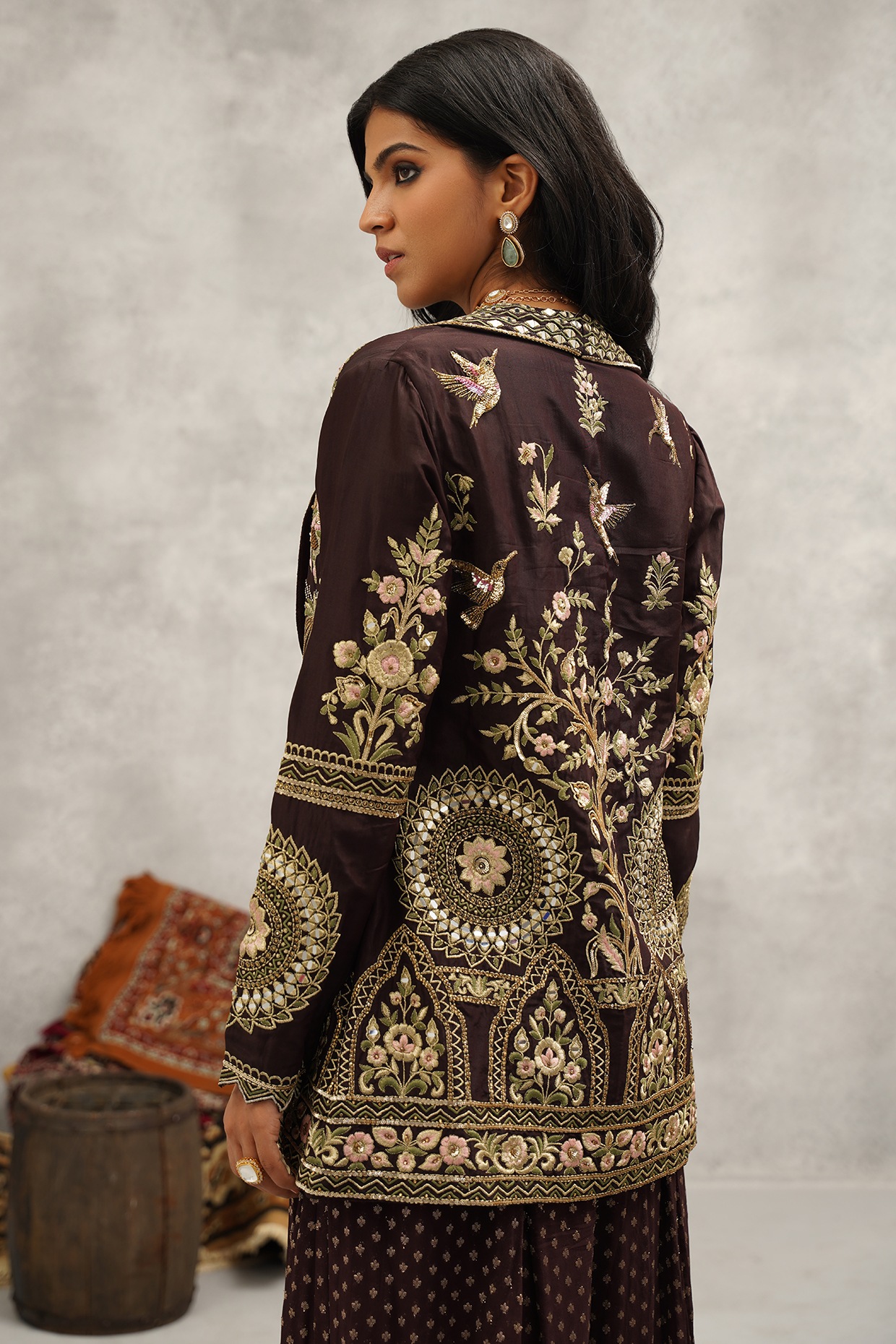 大型 写真集 洋書 【世界の刺繍 織物】Embroidered Textiles Brown Dupion Silk Hand & Machine Embroidered Jacket Set by