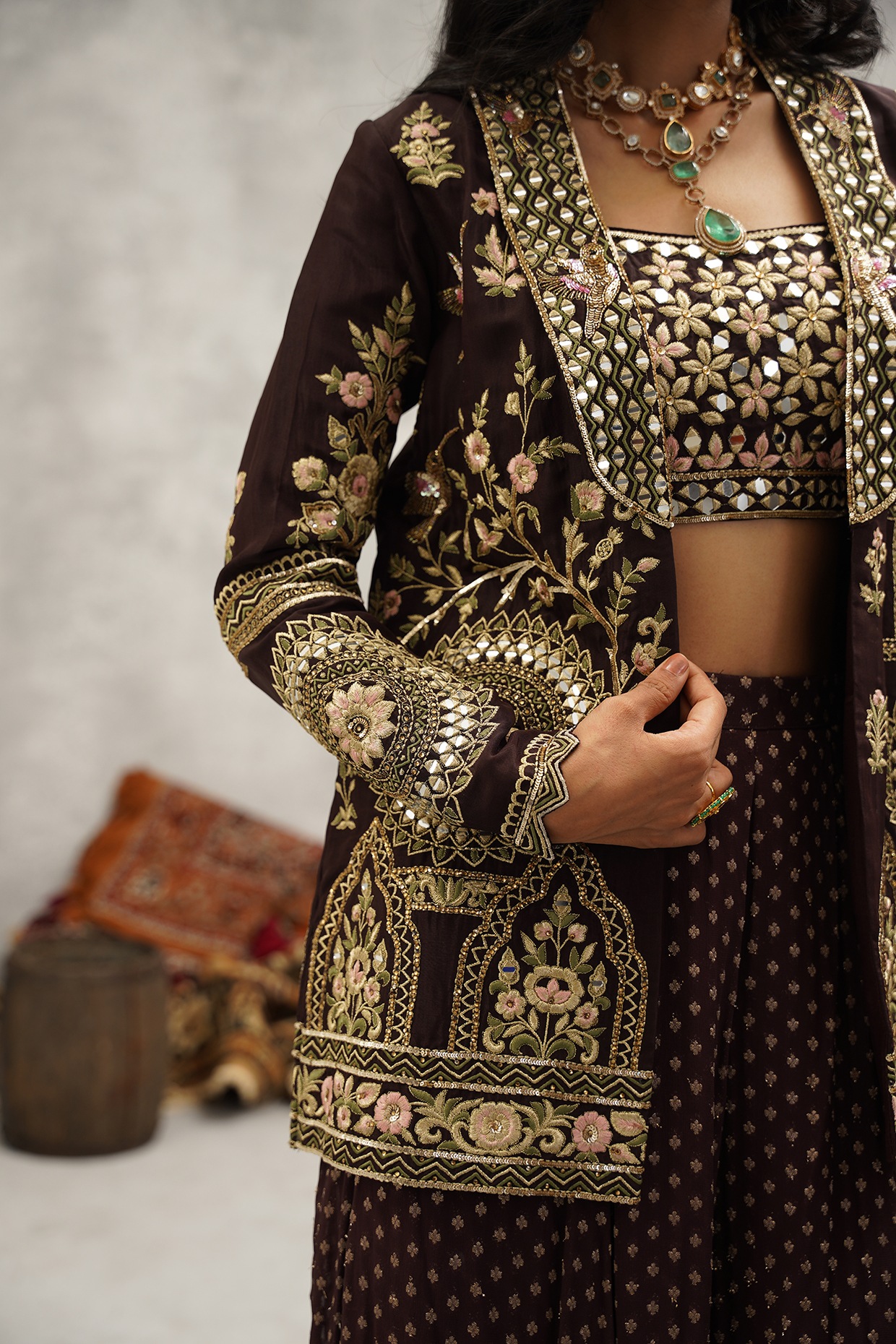大型 写真集 洋書 【世界の刺繍 織物】Embroidered Textiles Brown Dupion Silk Hand & Machine Embroidered Jacket Set by