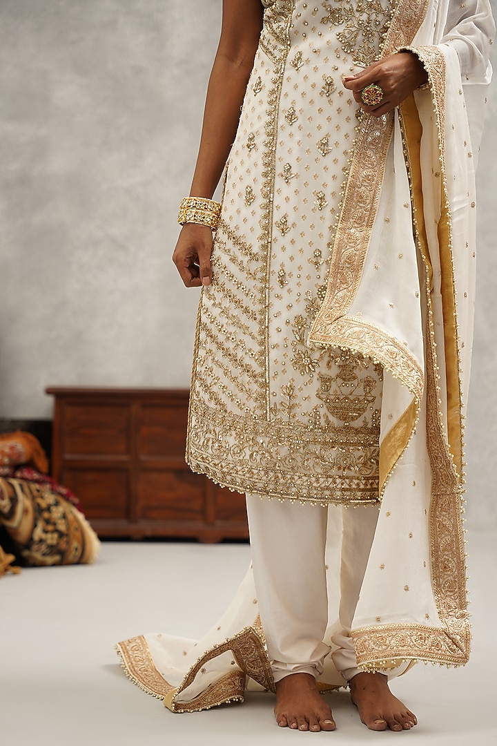 White Chinon Boota Hand & Machine Embroidered Kurta Set by Kapda Dori at Pernia's Pop Up Shop