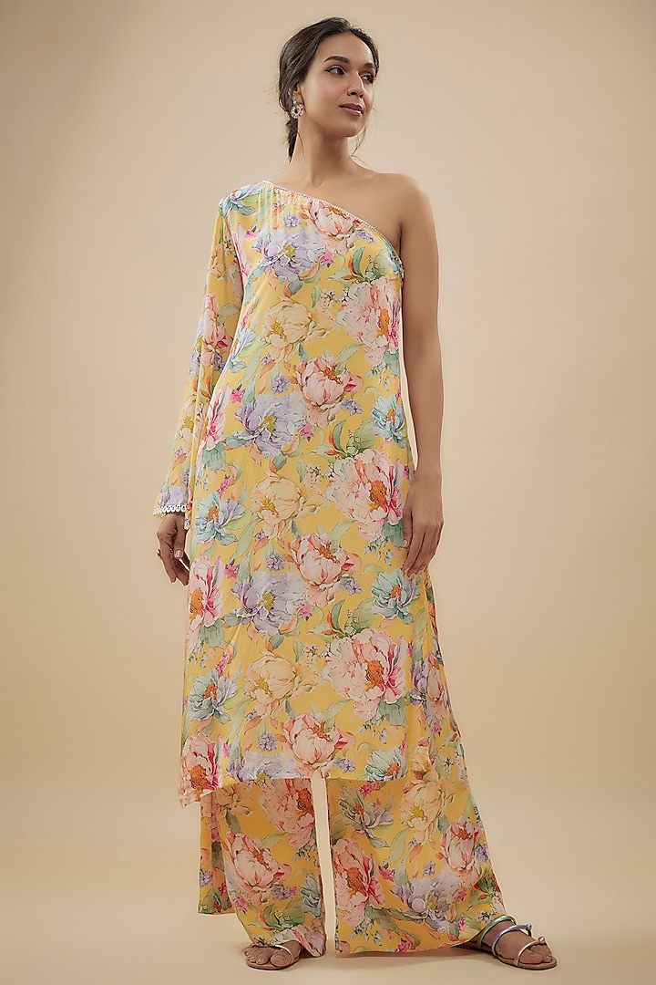 Yellow Crepe Silk Floral Printed Kurta Set by Kashmiraa at Pernia's Pop Up Shop