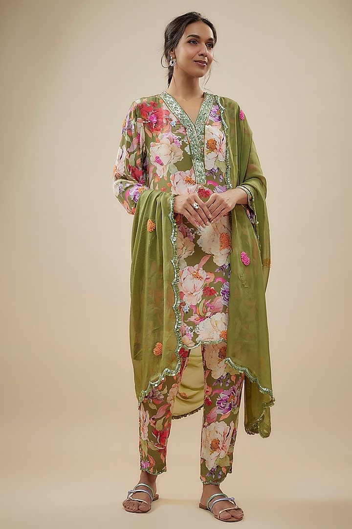 Green Crepe Silk Floral Printed Kurta Set by Kashmiraa at Pernia's Pop Up Shop