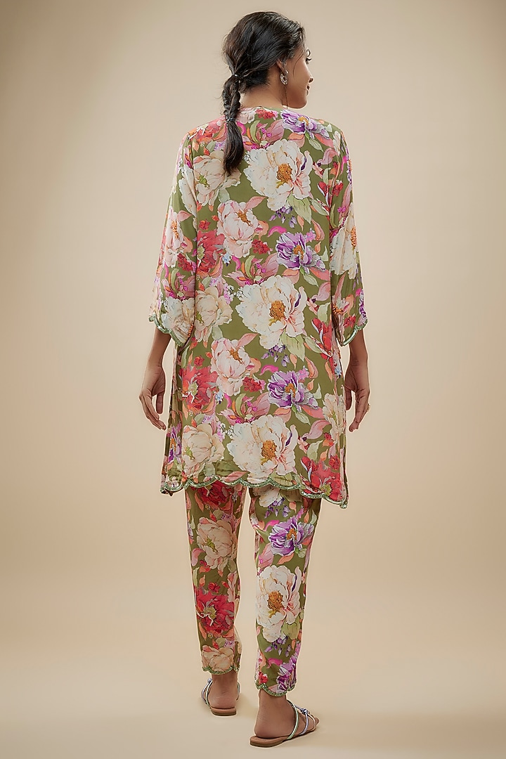 Green Crepe Silk Floral Printed Kurta Set by Kashmiraa at Pernia's Pop Up Shop