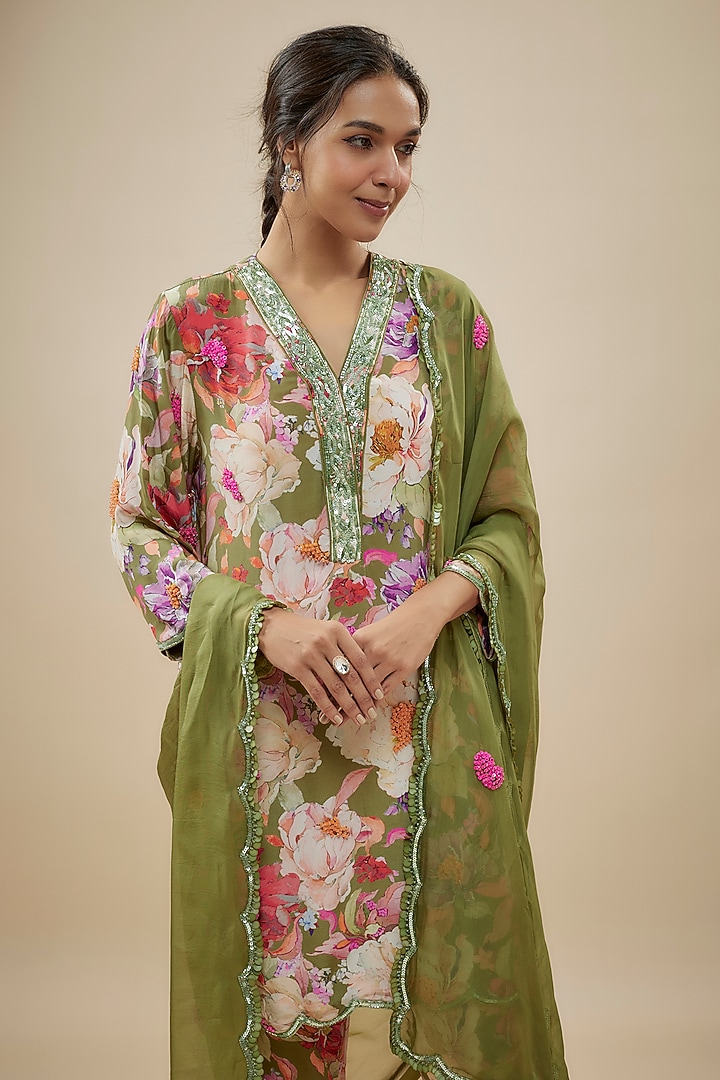 Green Crepe Silk Floral Printed Kurta Set by Kashmiraa at Pernia's Pop Up Shop