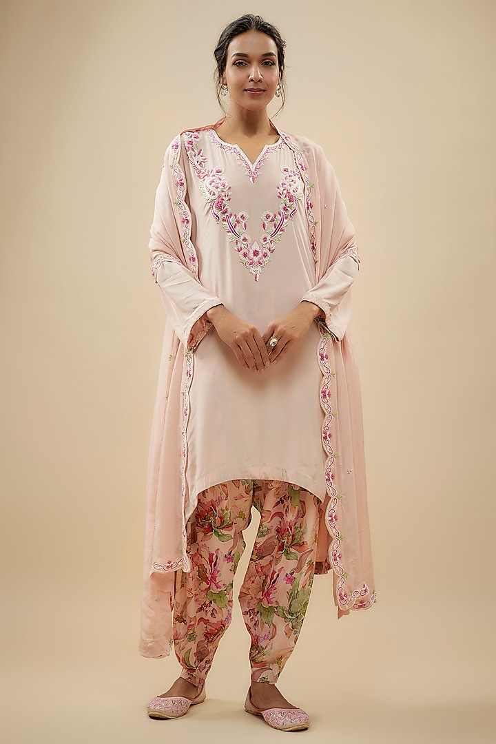 Pink Crepe Silk Poth Embellished Kurta Set by Kashmiraa at Pernia's Pop Up Shop