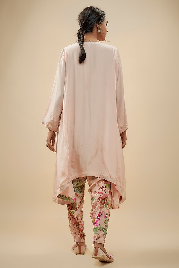 Pink Crepe Silk Poth Embellished Kurta Set by Kashmiraa at Pernia's Pop Up Shop
