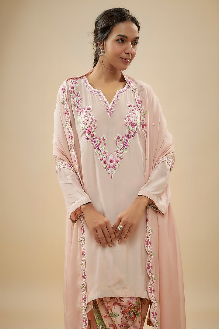 Pink Crepe Silk Poth Embellished Kurta Set by Kashmiraa at Pernia's Pop Up Shop