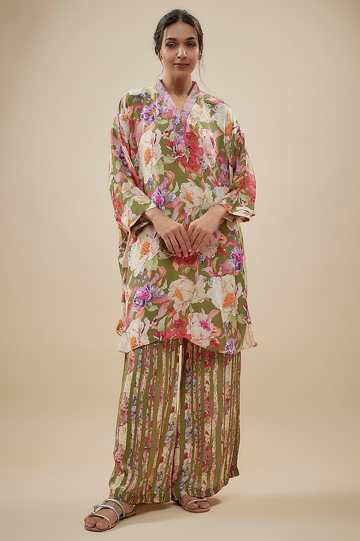 Green Crepe Silk Floral Printed Kurta Set by Kashmiraa at Pernia's Pop Up Shop