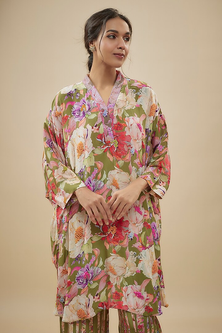 Green Crepe Silk Floral Printed Kurta Set by Kashmiraa at Pernia's Pop Up Shop