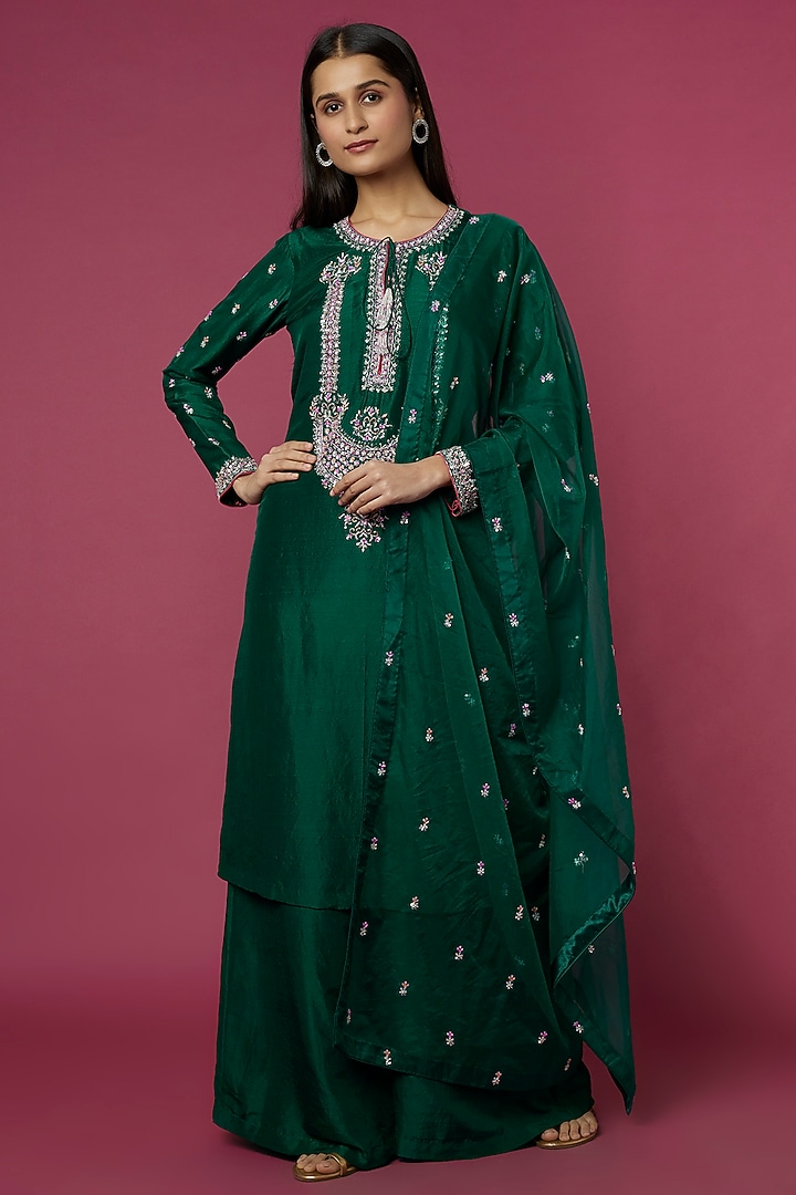 Green Embroidered Kurta Set by Kashmiraa at Pernia's Pop Up Shop