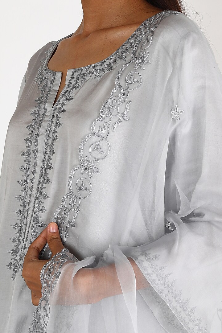 Grey Embroidered Kurta Set by Kashmiraa at Pernia's Pop Up Shop