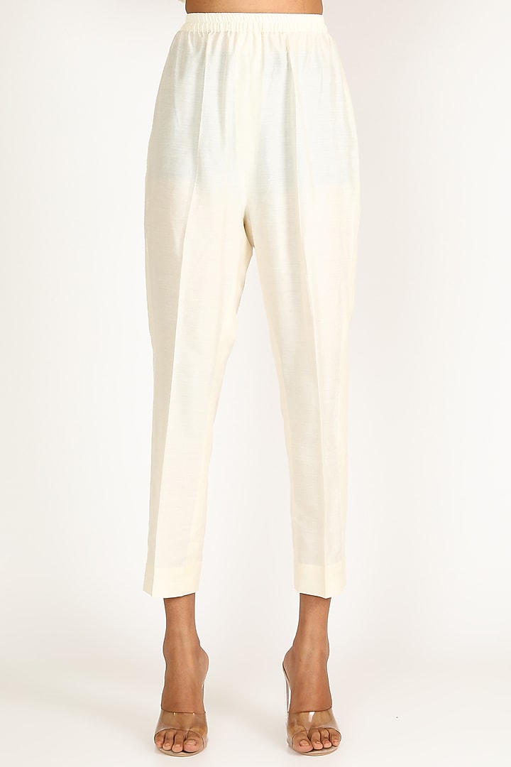 White Embroidered Kurta Set by Kashmiraa at Pernia's Pop Up Shop
